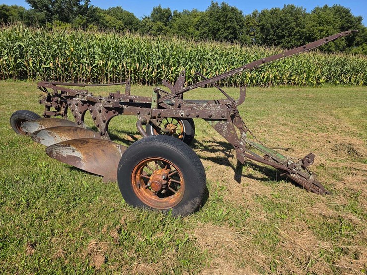 john-deere-3-bottom-plow-image-1