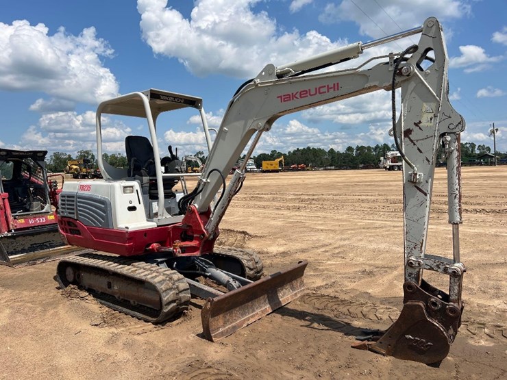 2010-takeuchi-tb235-image-6
