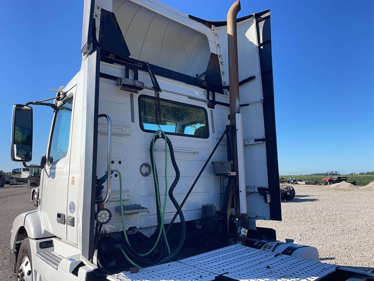2017-volvo-day-cab-semi-image-30