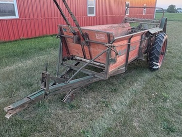 new-idea-12a-manure-spreader-image-1