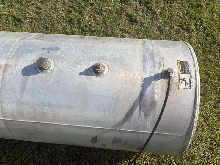 (2)-aluminum-fuel-tanks,-26”-dia,-70”-long,-off-of-volvo-truck,-buying-all-for-one-money-image-8