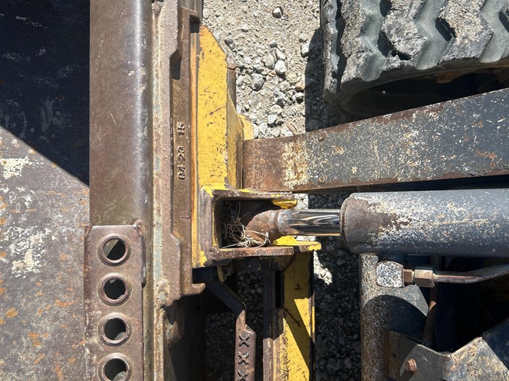 2013-deere-323d-image-15