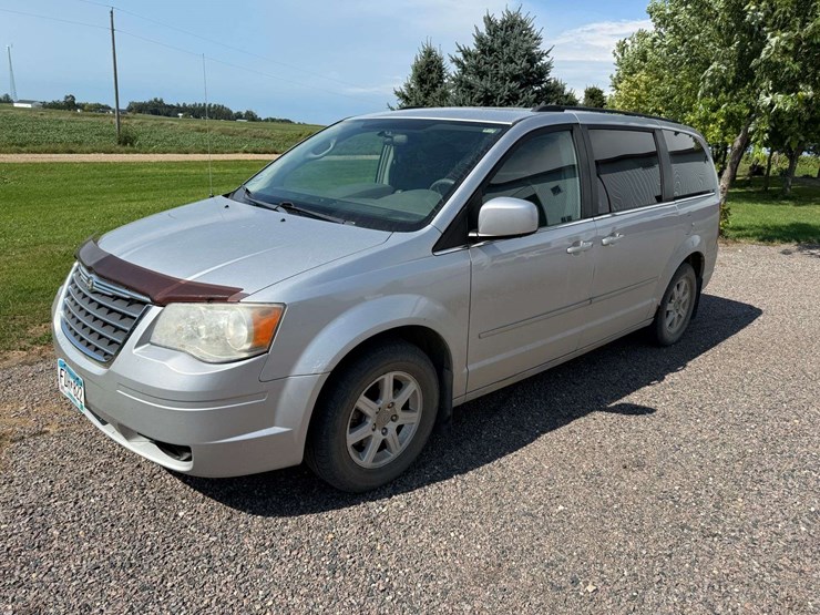 2010-chrysler-town-&-country-image-1