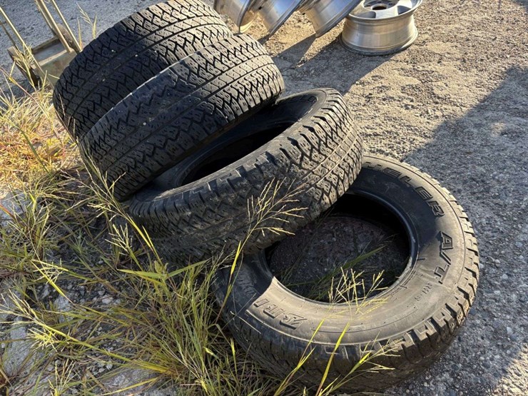 (4)-bridgestone-dueler-a/t-tires,-265/70r17-image-3