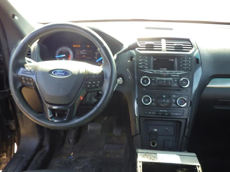 2017-ford-explorer-image-9