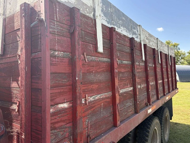1967-chevy-c50-grain-truck,-tandem-axle-with-hyd-lift-tag-axle,-350-v8,-4+2,-8.25-20-tires,-17.5’-wo-image-34