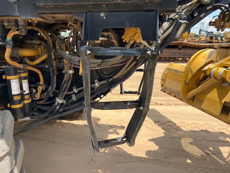 2020-caterpillar-120-image-22
