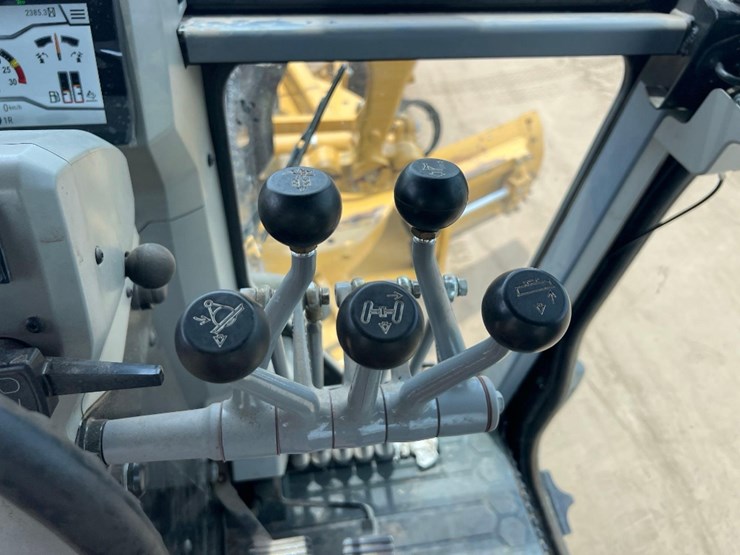2020-caterpillar-120-image-38