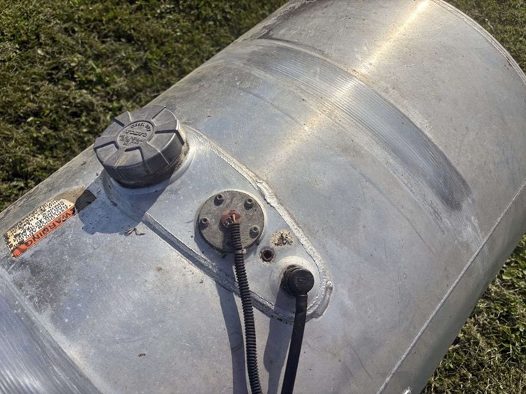 (2)-aluminum-fuel-tanks,-26”-dia,-70”-long,-off-of-volvo-truck,-buying-all-for-one-money-image-6