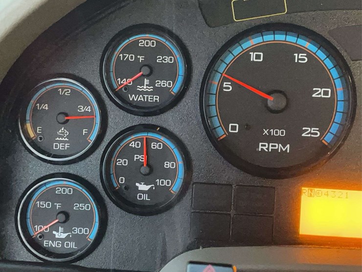 2015-navistar-8600-day-cab-semi-image-3