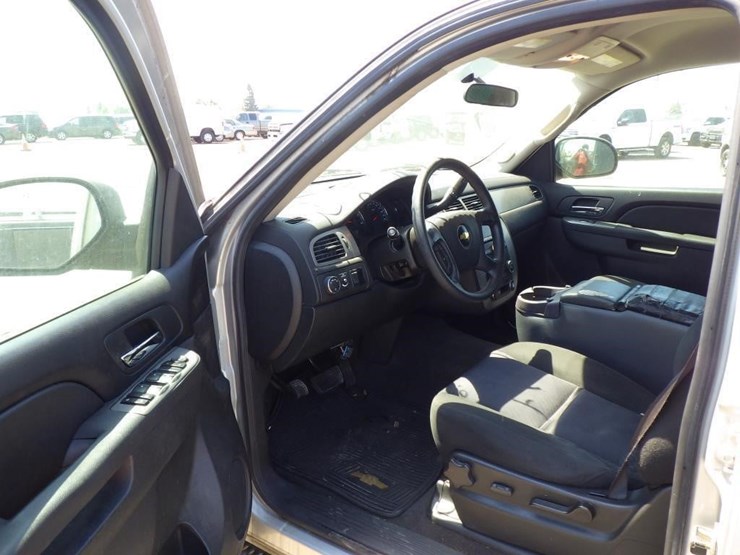 2010-chevrolet-suburban-image-5