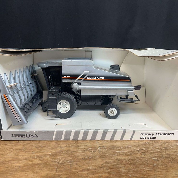 1/24 Gleaner R75 Combine 2006 Louisville NIB SM