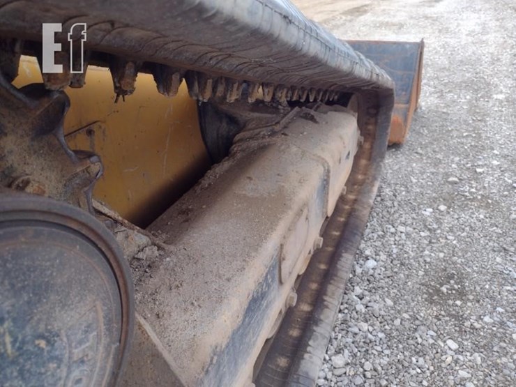 2015-deere-329e-image-30
