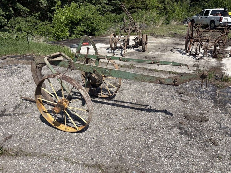 john-deere-single-shank-subsoiler,-on-steel,-clutch-lift-image-1