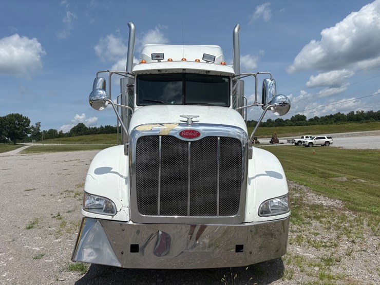 2010-peterbilt-386-image-2