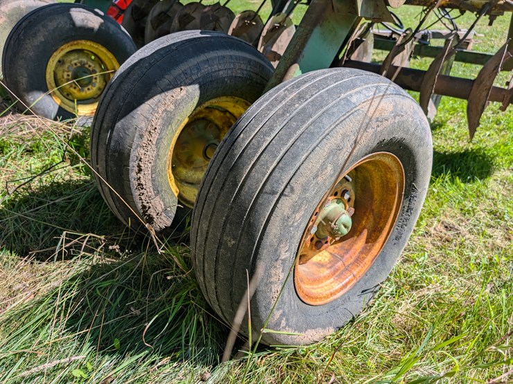 john-deere-220-image-10