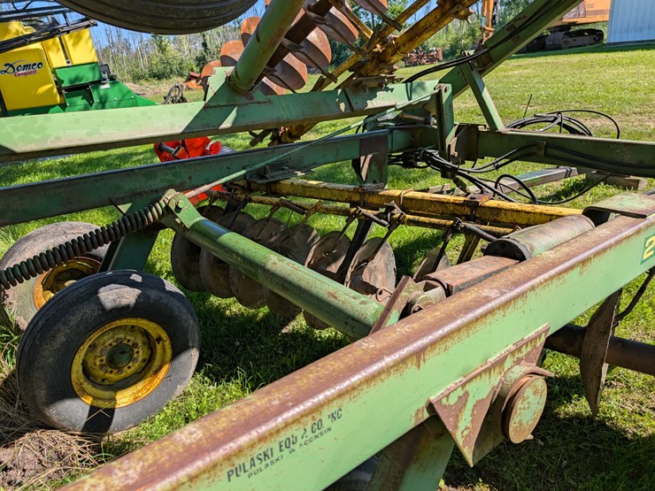 john-deere-220-image-11