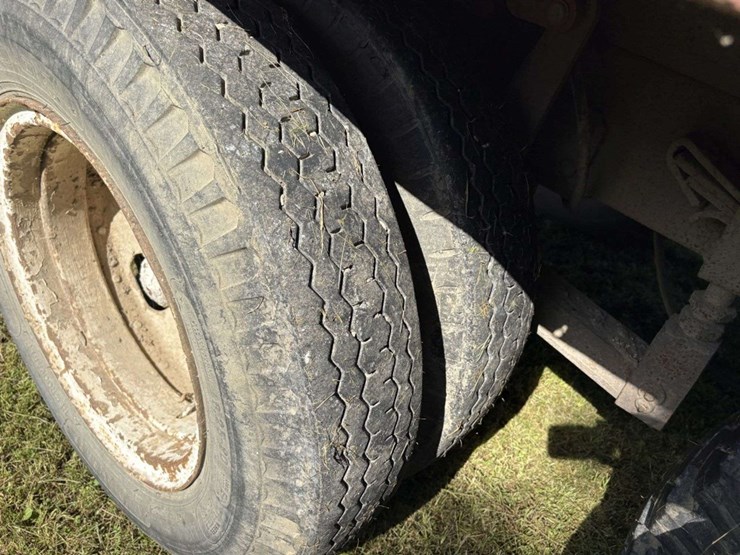 1967-chevy-c50-grain-truck,-tandem-axle-with-hyd-lift-tag-axle,-350-v8,-4+2,-8.25-20-tires,-17.5’-wo-image-18