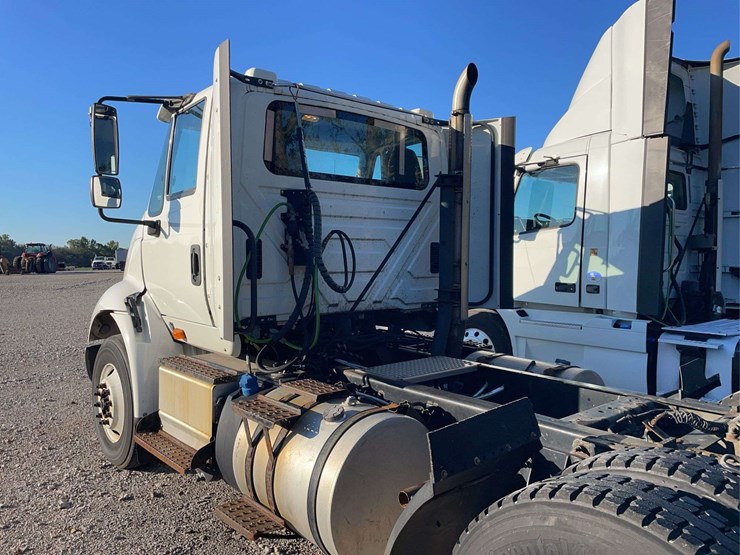 2015-navistar-8600-day-cab-semi-image-18
