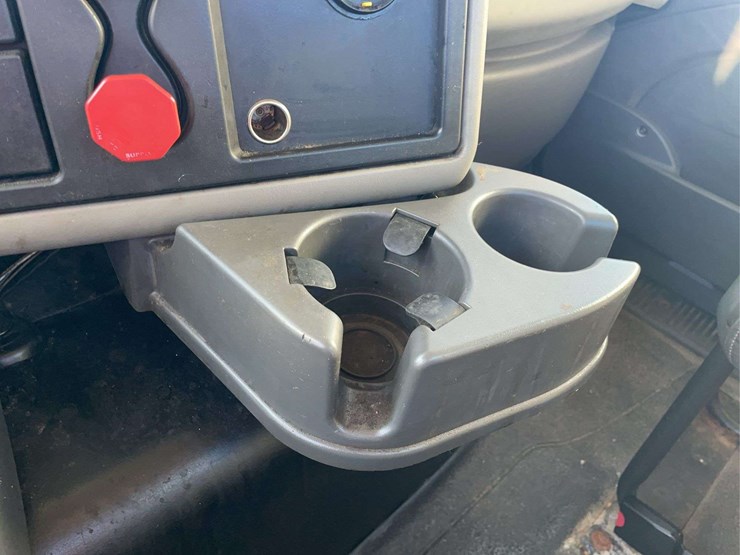 2015-navistar-8600-day-cab-semi-image-48