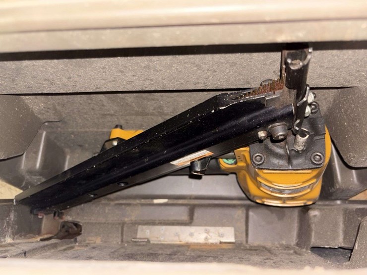 pallet-of:-hyd-bottle-jacks,-screw-jacks,-jig-saw,-solder-gun,-4”-angle-grinder,-air-nailer,-pry-bar-image-8