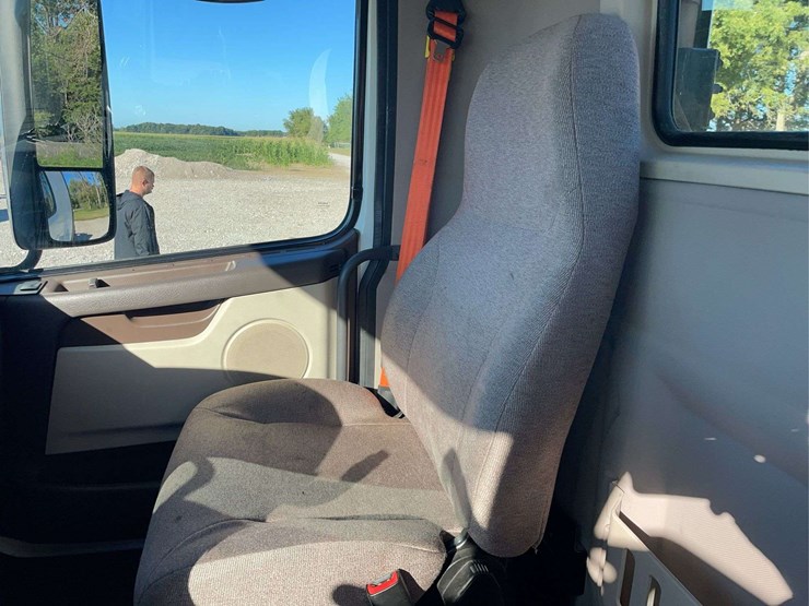 2017-volvo-day-cab-semi-image-16