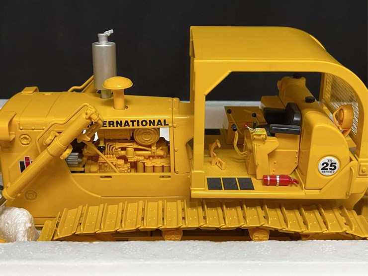 1/25-ih-td-25-crawler-nib-1st-gear-image-9