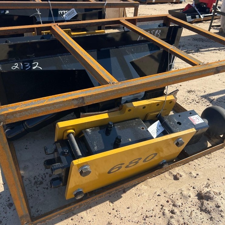 UNUSED CFG QUICK ATTACH HYD POST DRIVER