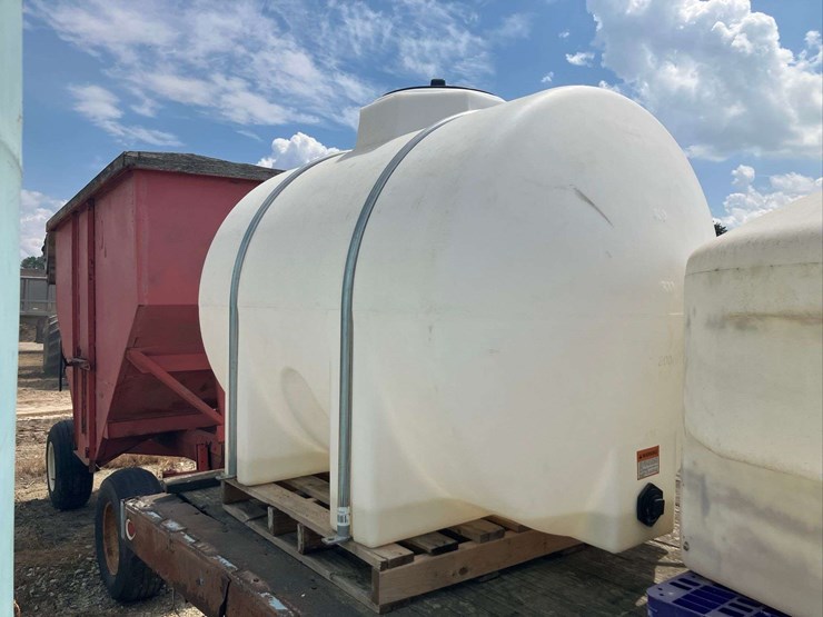 525-gallon-horizontal-poly-tank-with-straps-image-2