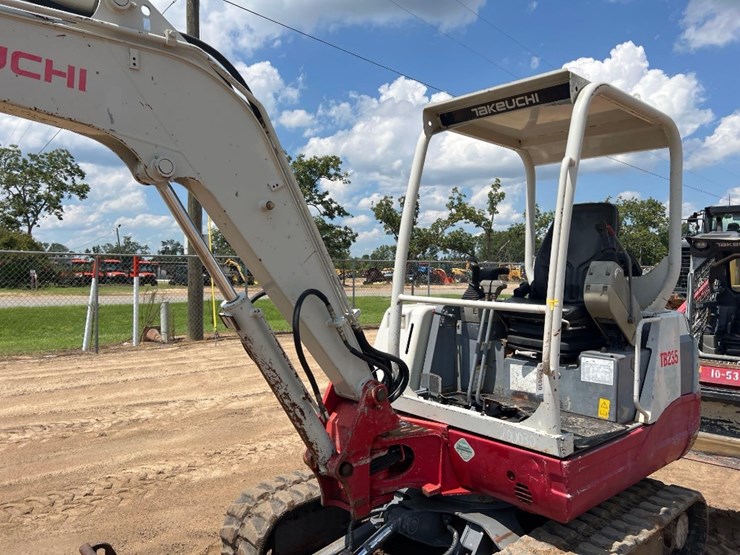 2010-takeuchi-tb235-image-18