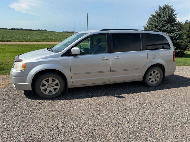 2010-chrysler-town-&-country-image-28