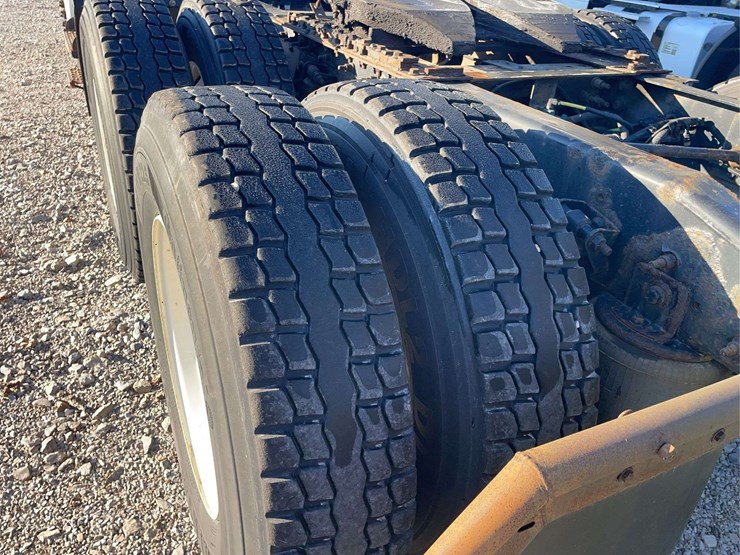 2015-navistar-8600-day-cab-semi-image-21