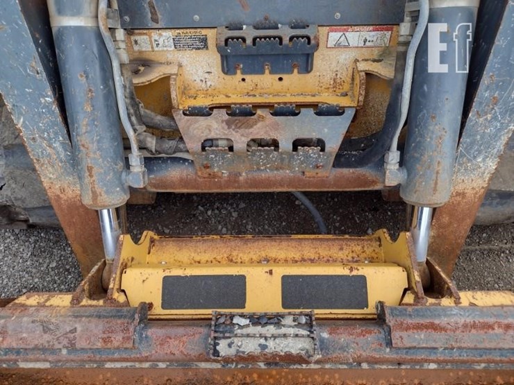 2015-deere-329e-image-14