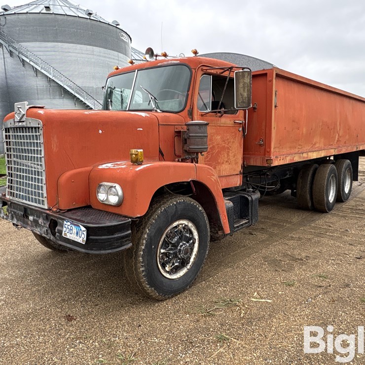 1973 Diamond REO T/A Grain Truck