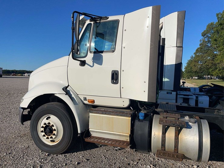 2015-navistar-8600-day-cab-semi-image-17