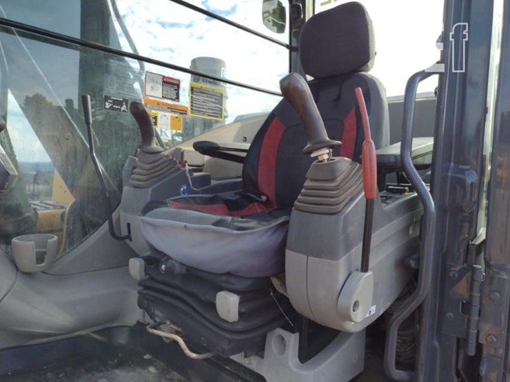 2010-deere-120d-image-13