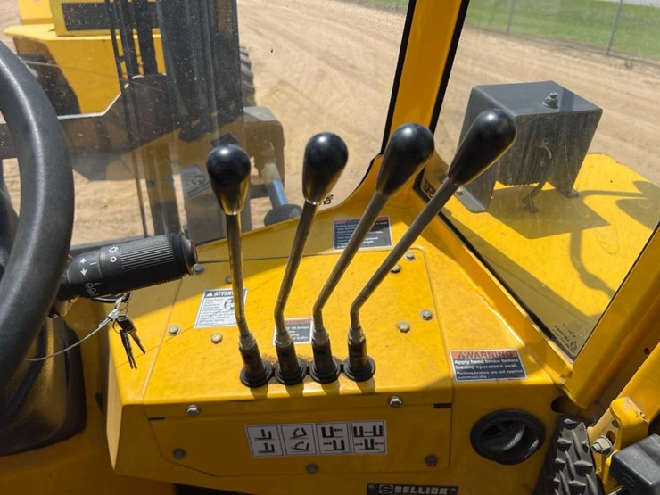 sellick-s80t4e-4ps-rough-terrain-forklift-image-25