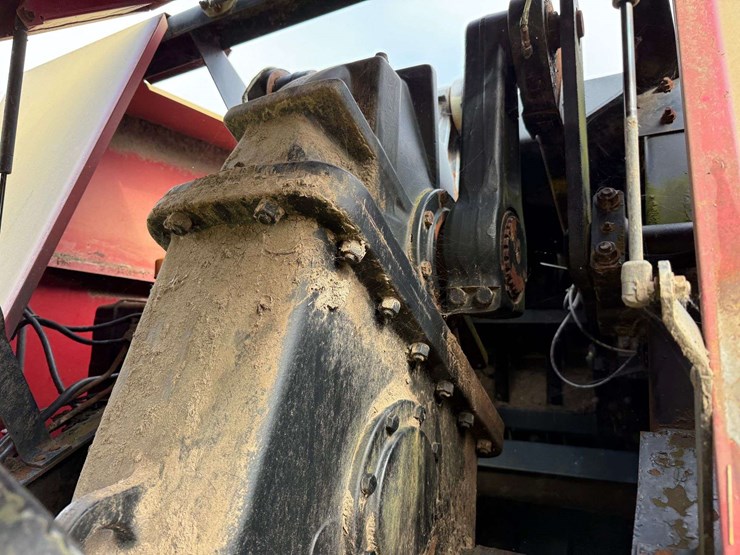 new-holland-590-image-17