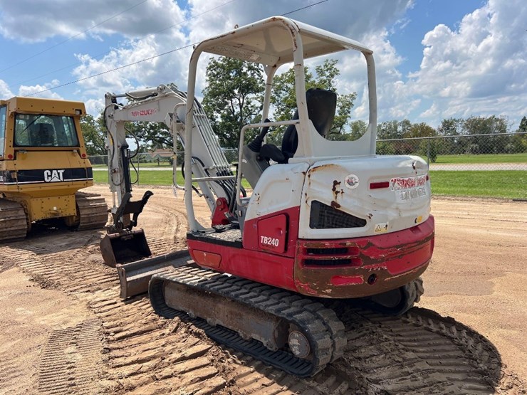 2017-takeuchi-tb240-image-2