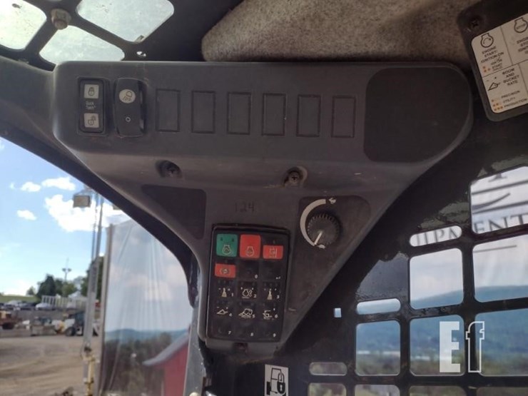 2022-deere-317g-image-8