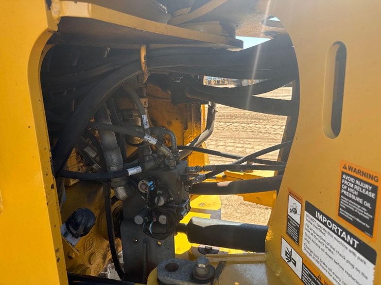 2016-deere-624k-image-17