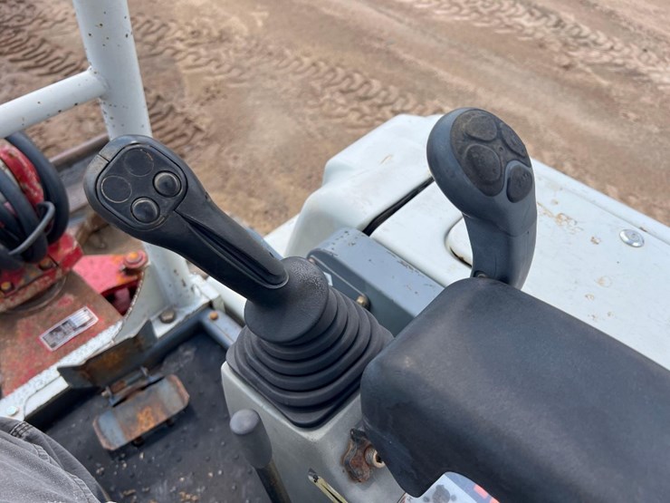 2010-takeuchi-tb235-image-26