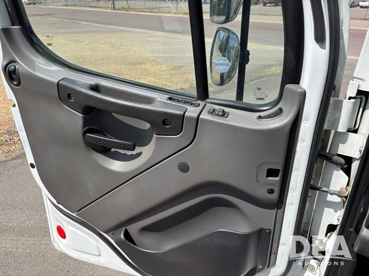 2006-freightliner-business-class-(dr12083)-image-66
