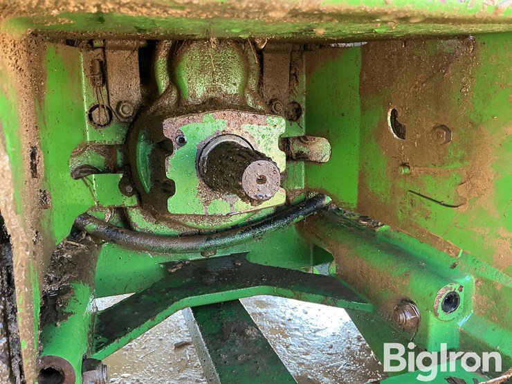 2013-john-deere-8235r-image-11