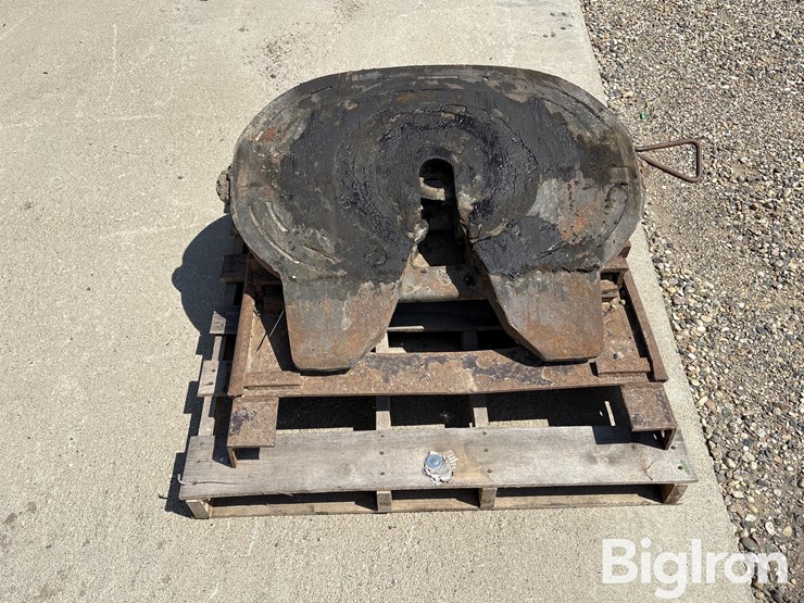 holland-semi-truck-5th-wheel-hitch-image-6