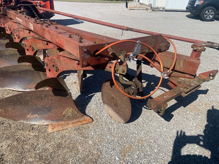 ih-710-plow-6-bottom-image-2