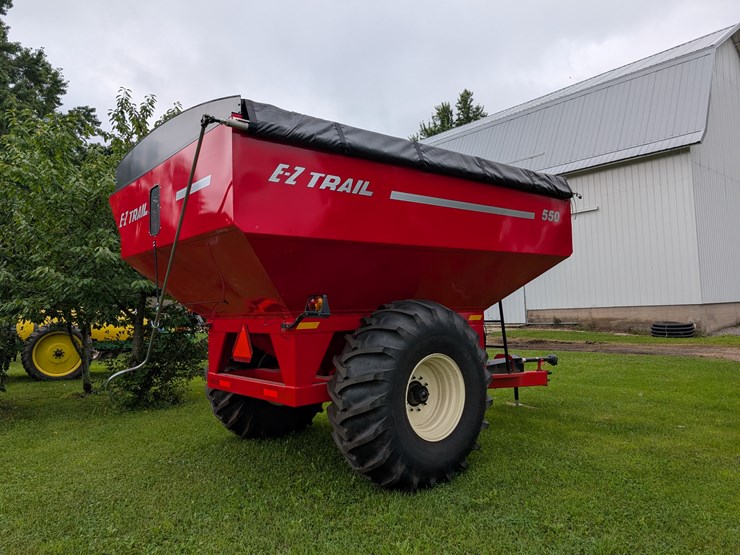 #2987-•-e-z-trail-550-unloading-grain-cart-image-11