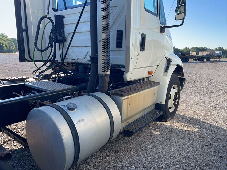 2015-navistar-8600-day-cab-semi-image-30