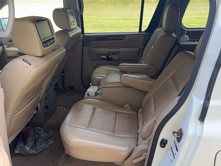 2013-nissan-armada-image-10