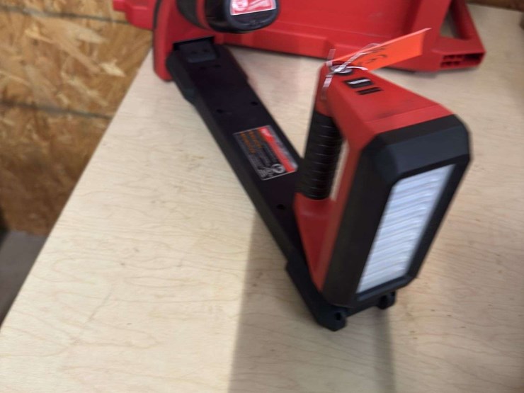 milwaukee-light-&-storage-box-light-image-9